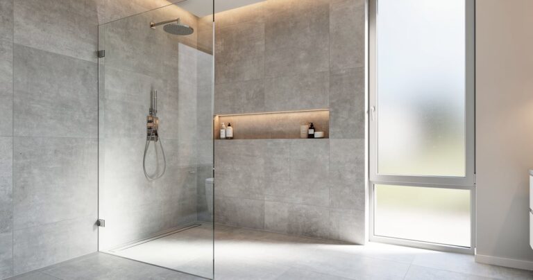 Douche italienne moderne avec paroi vitrée dans une salle de bain lumineuse