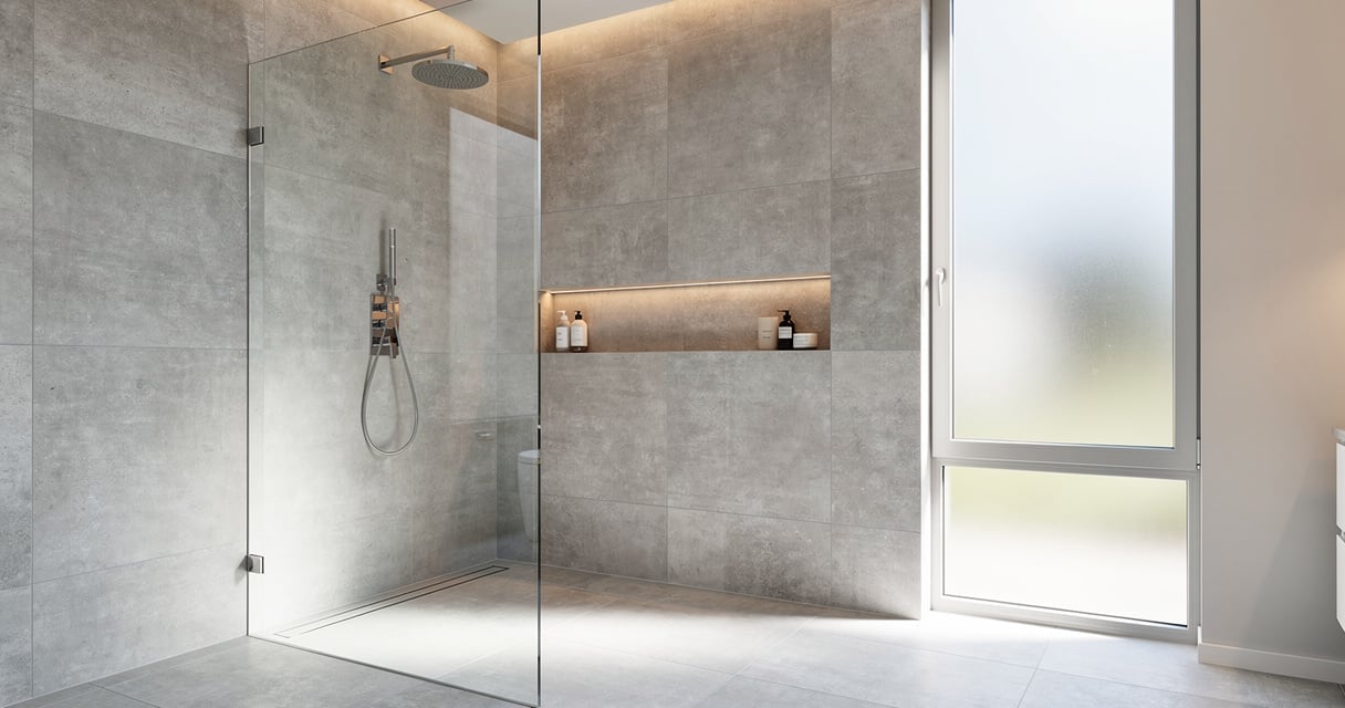 Douche italienne moderne avec paroi vitrée dans une salle de bain lumineuse